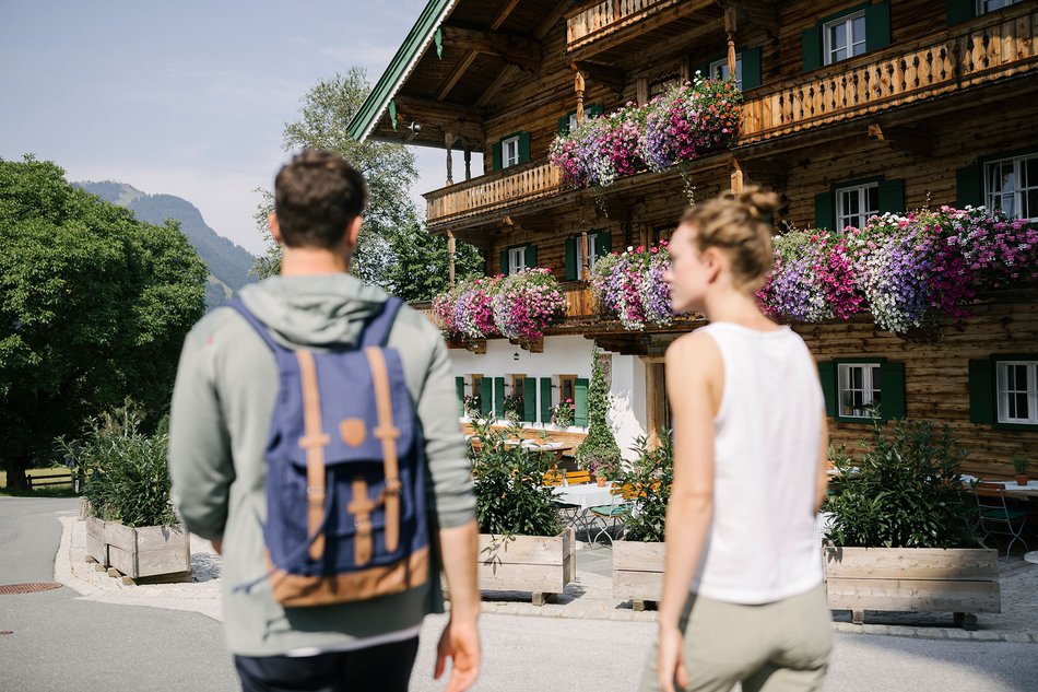 Wanderer vor Berggasthof