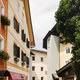 Blumenkästen an Häusern in der Altstadt von Kitzbühel im Sommer.