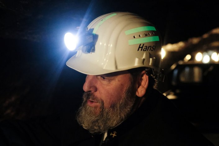 Hansi mit Helm und Stirnlampe 