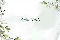 Logo Zsófi Nails Logo mit dem Schriftzug Zsófi Nails umrahmt von grünen Blättern auf hellem Hintergrund.