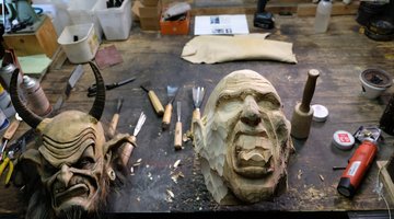 Zwei Masken auf einem Tisch