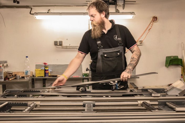 Mann präpariert Ski