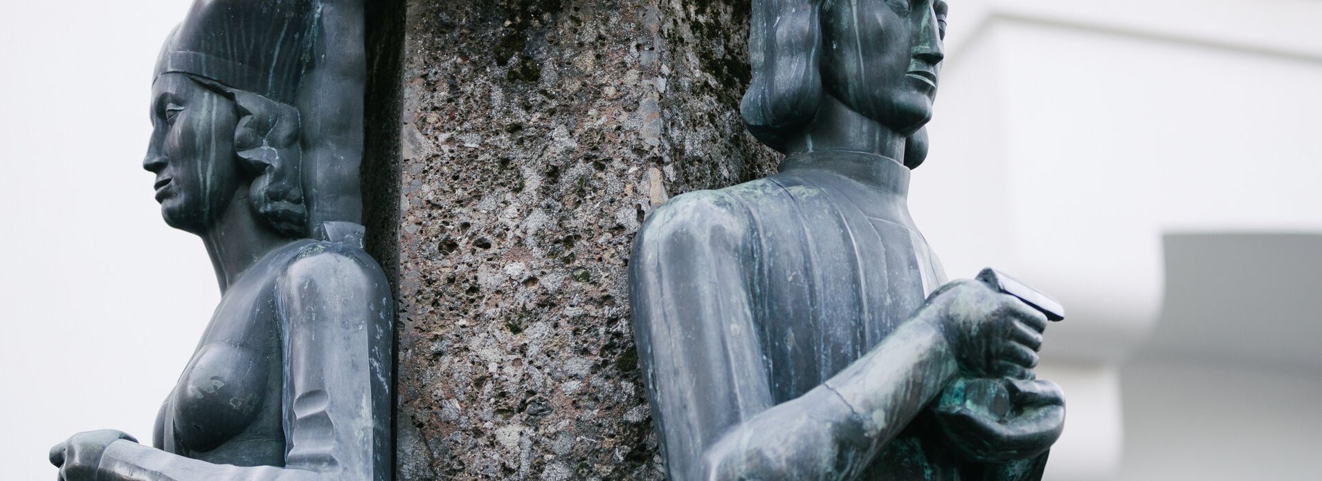 Granit Figuren Mann und Frau beim Brunnen in Kitzbühel