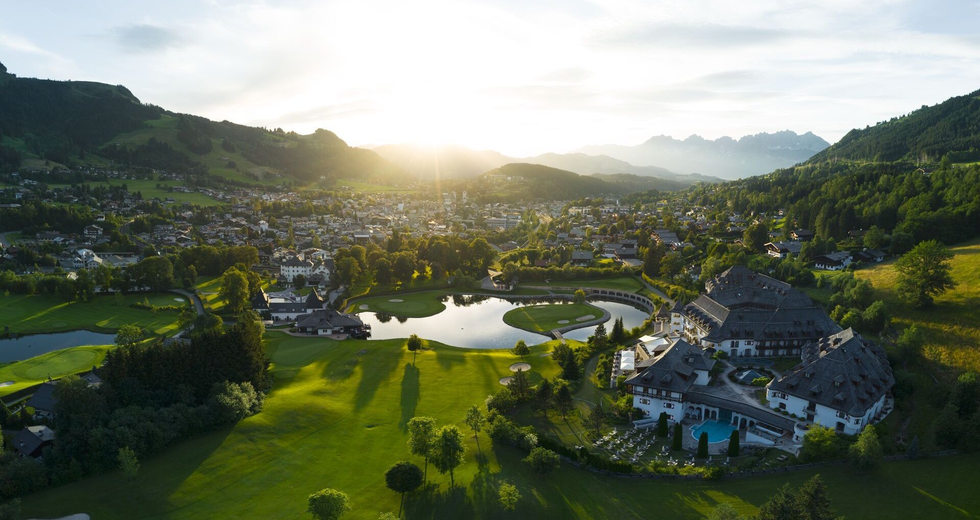 Golfplatz im Sommer, grünes Gras