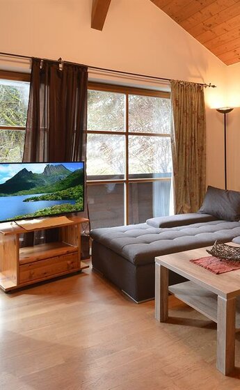 Appartement-Holzleitner-Jochberg-Wohnzimmer-Couch