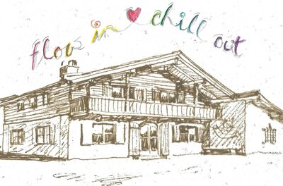 flowinchillout Ein gemütliches Holzhaus in alpenländischem Stil mit einem Balkon. Darüber steht der Schriftzug "flow in ♥ chill out".