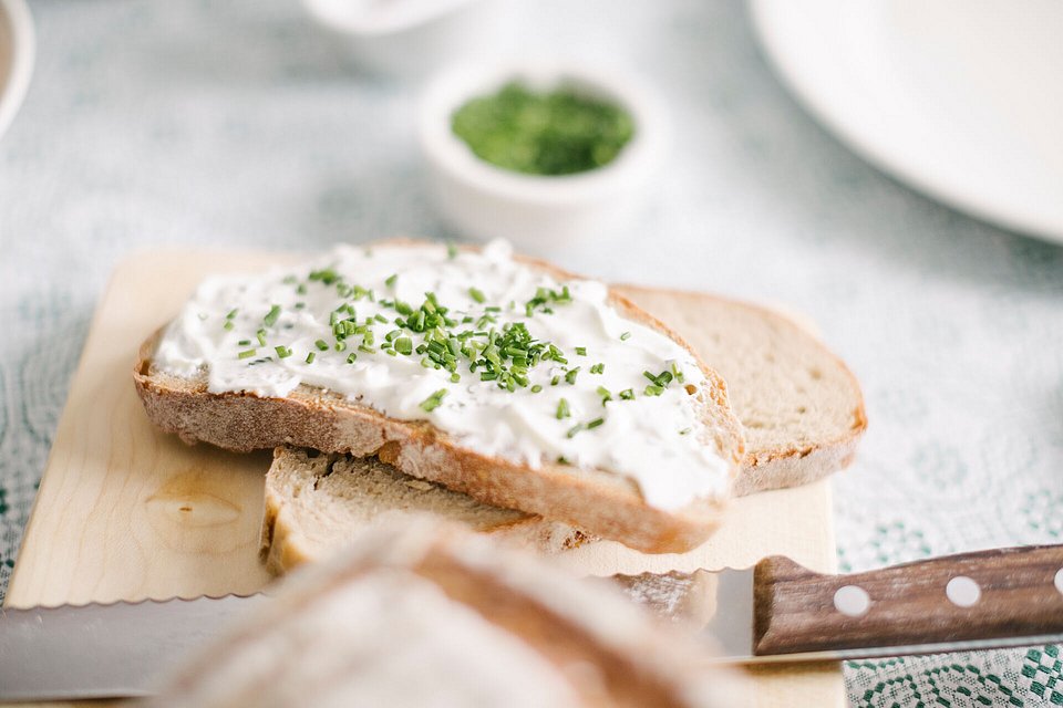 Schnittlauchbrot auf Holzbrett