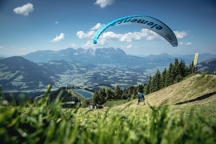 Paragleiter startet seinen Flug am Hahnenkamm