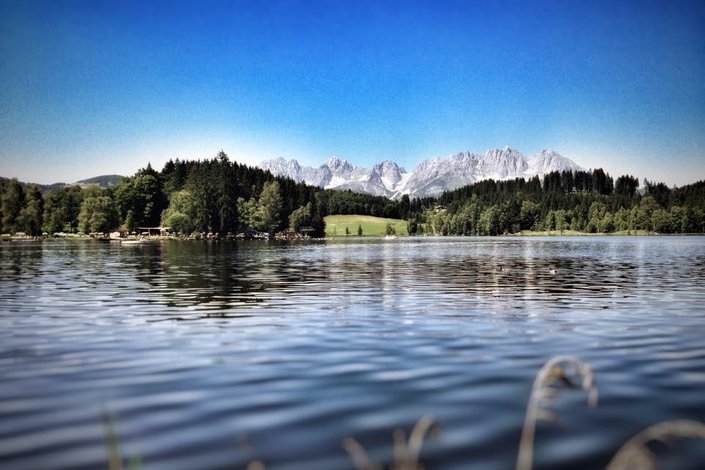 See mit Berghintergrund