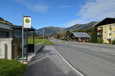 Bushaltestelle Jochberghütte Bushaltestelle an einer Landstraße mit Bergen im Hintergrund.
