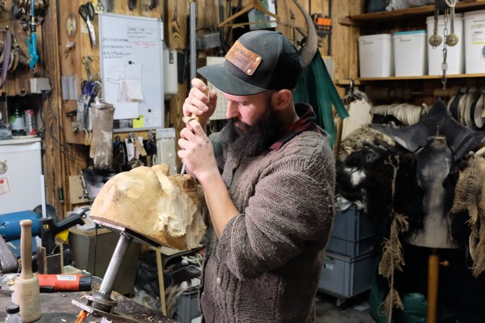 Mann bearbeitet eine Maske