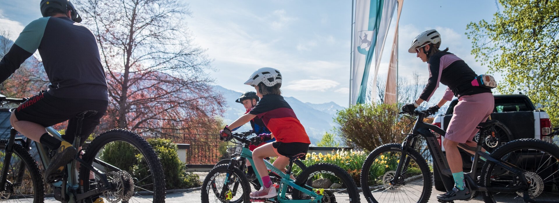 Familie beim Radfahren