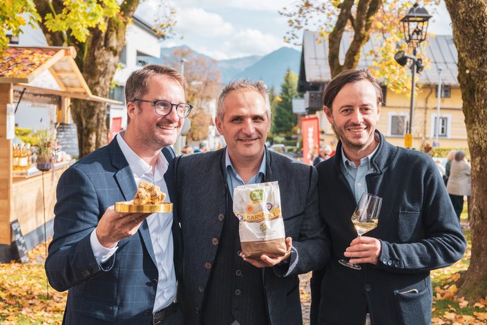 KitzKulinarik X Piemont Drei Männer posen mit Italienischen Produkten in der Hand