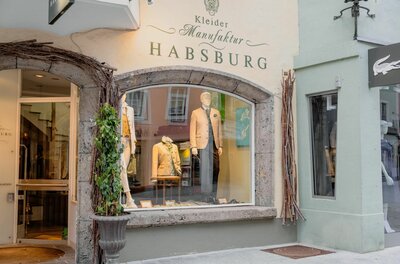 Schaufenster der Kleider Manufaktur Habsburg mit Trachtenmode auf Mannequins.