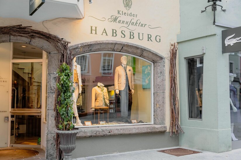 Kleider Manufaktur Habsburg Schaufenster der Kleider Manufaktur Habsburg mit Trachtenmode auf Mannequins.
