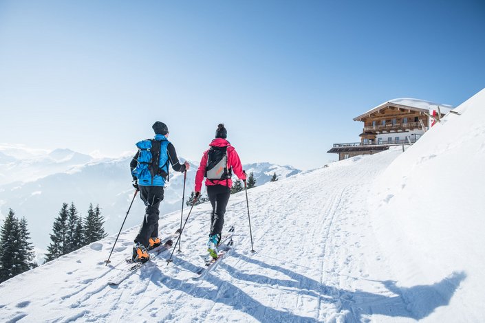 Paar beim Skitourengehen