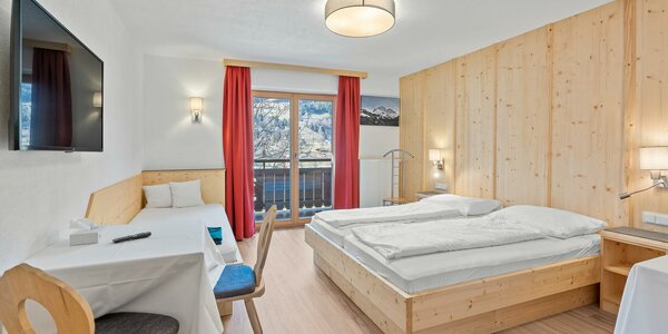 Dreibett- oder Doppelzimmer mit Badewanne