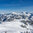 Eine schneebedeckte Winterlandschaft mit majestätischen Bergen und klar blauem Himmel, ideal für Skifahrer und Naturliebhaber.