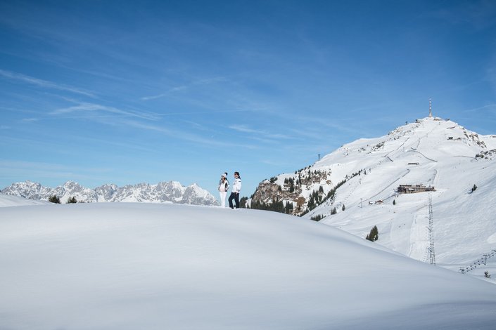 Paar beim Wandern im Schnee