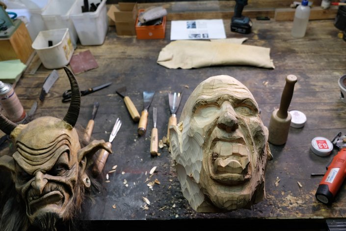 Zwei Masken auf einem Tisch