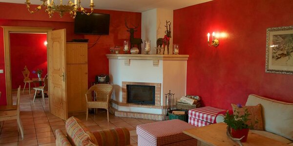 Wohnzimmer mit Kamin