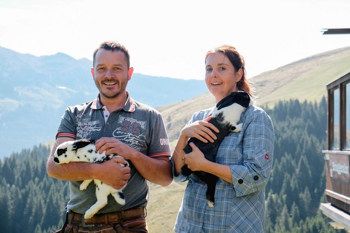 Nina mit Mann und Hasen im Arm