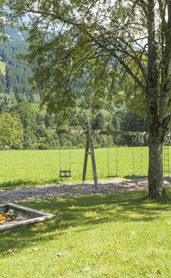 Pension_Ederhof_Jochberg_Spielplatz im Garten