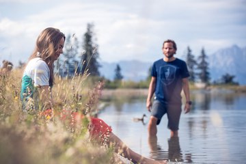 Mann und Frau am See