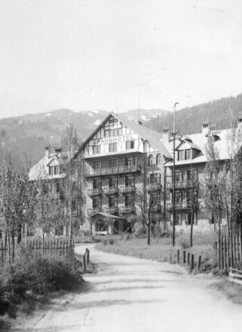 Historical black-and-white photograph of the Grand Hotel in Kitzbühel