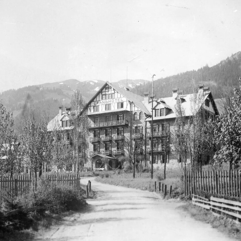 Historische schwarz-weiß-Aufnahme des Grand Hotels in Kitzbühel