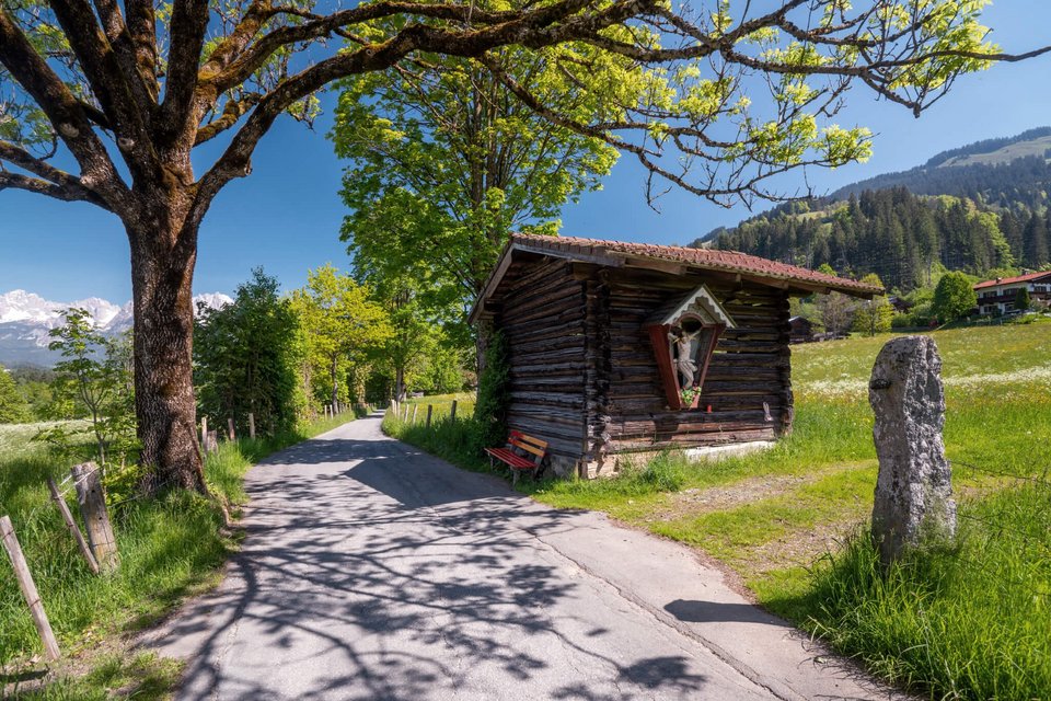 Holzhütte neben Straße