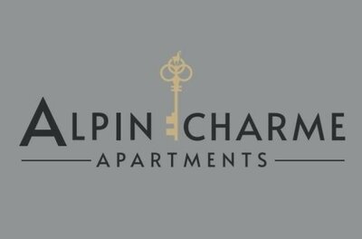 Ein elegantes Logo für die "Alpin Charme Apartments". Es zeigt einen Schlüssel, der Luxus und Gastfreundschaft symbolisiert.