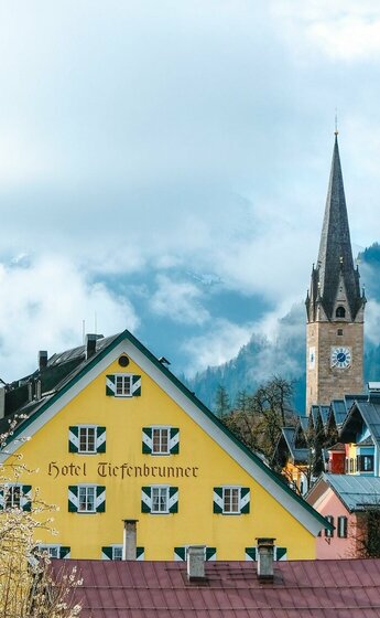Stadtansicht Häuserzeile Frühling (c) Kitzbühel To