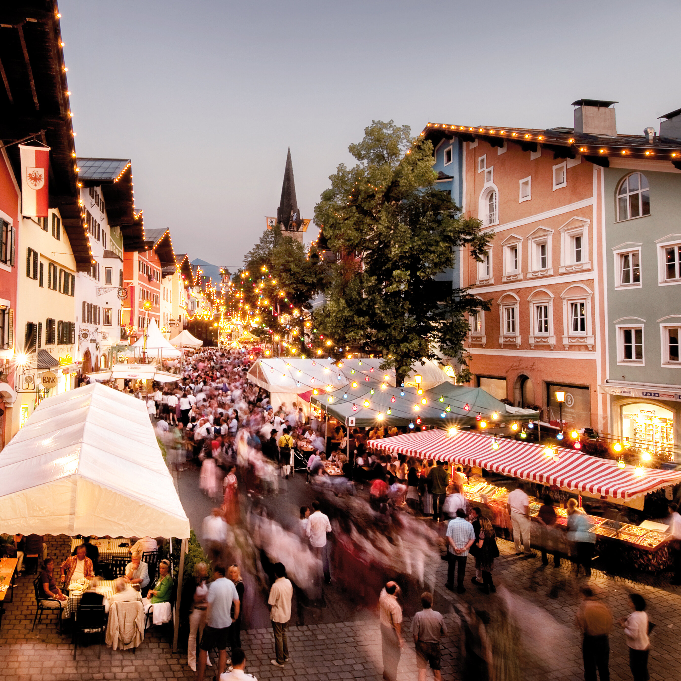 Eine Menschenmenge feiert den Jahrmarkt in der Kitzbüheler Vorderstadt