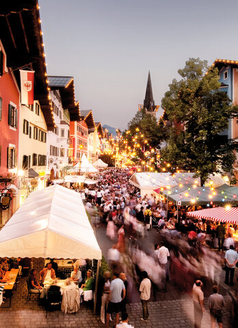 A crowd is celebrating the fair in Kitzbühel’s Vorderstadt district