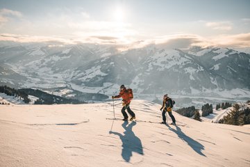 Paar auf einer Skitour auf die Bichlalm