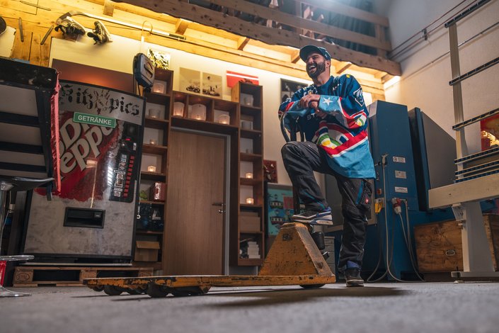 Ein Mann in einem Eishockey Trikot in einer Glaserei