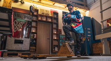 Ein Mann in einem Eishockey Trikot in einer Glaserei