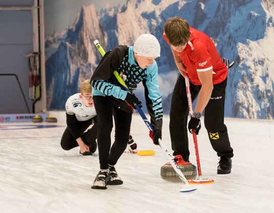 Curling - first experiences on the curling ice