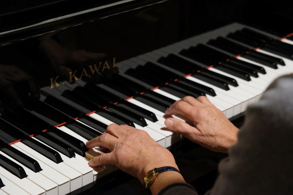 Frau beim Klavierspielen