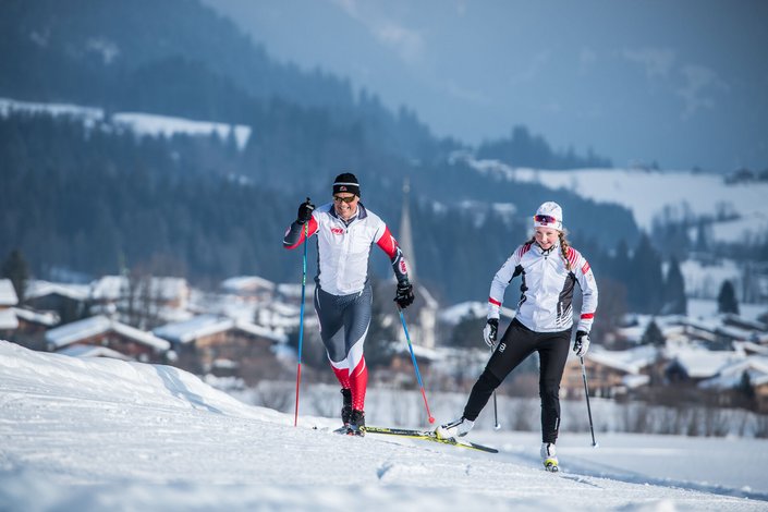 Paar beim Langlaufen