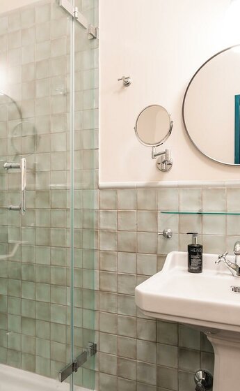 HEN_KIZ_egr_Winter24_Haus_Streif_Chambre_Bad_2