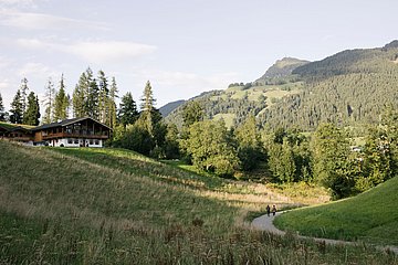 Landschaft mit altem Bauernhof