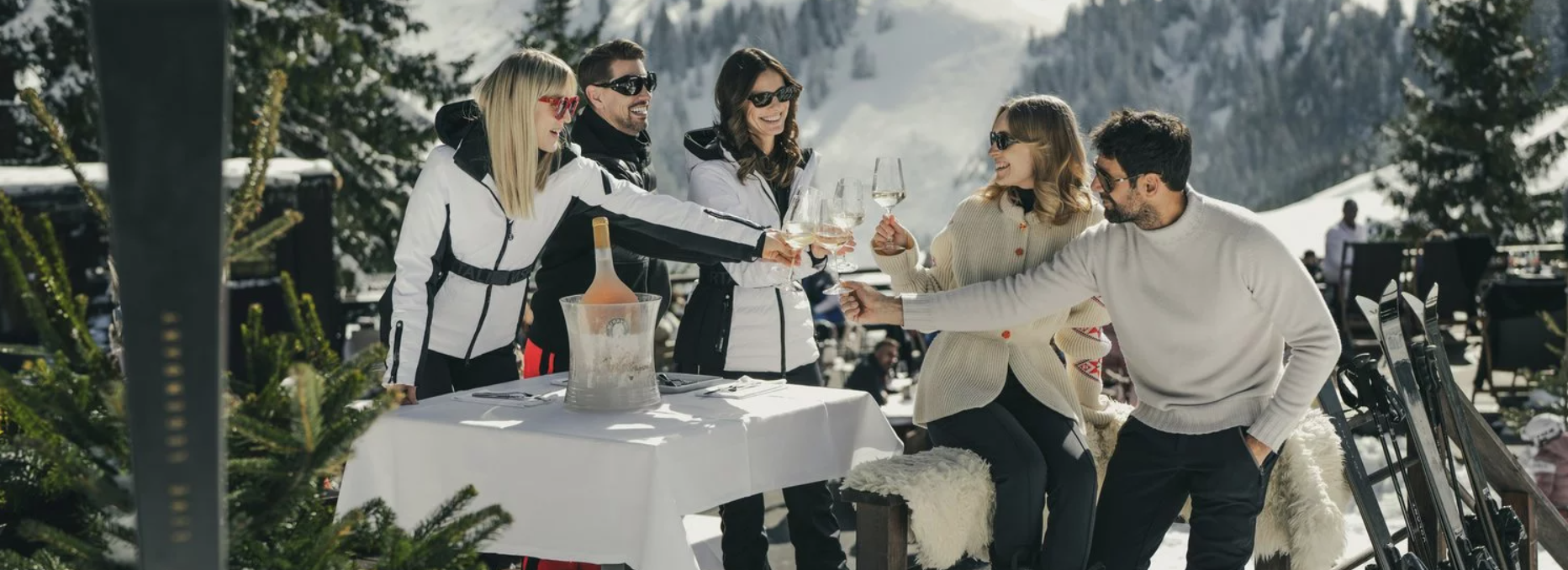 Lifestyle am Berg Freunde Champagner Apres Ski