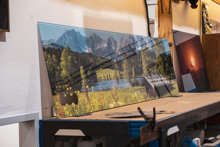 Ein Bild hinter Glas in einer Werkstatt