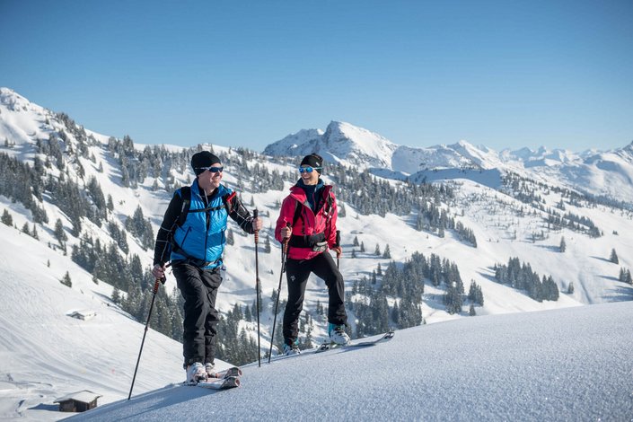 Paar beim Skitouren gehen