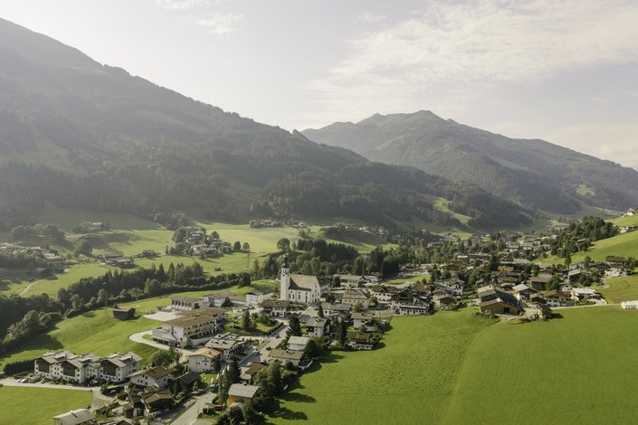 Landschaft Ferienorte Jochberg Sommer Dorf Kirche Panorama