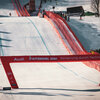 Zielbereich der Streif in Kitzbühel mit Zielbogen und Zuschauern bei den Hahnenkamm-Rennen.