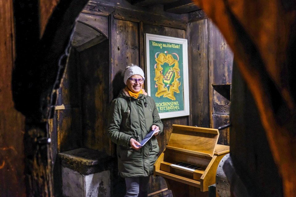 Rosmarie Sathrum beim Glockenspiel