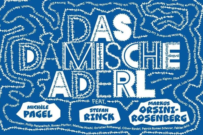 Blaues Plakat mit weißer Schrift Das Damische Aderl und zahlreichen Namen in geschwungenen Linien.